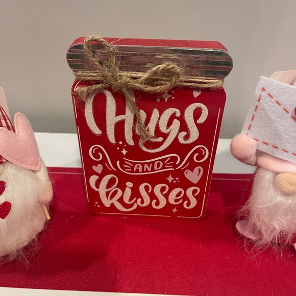 Valentine’s day decor - Picture 2 of 4